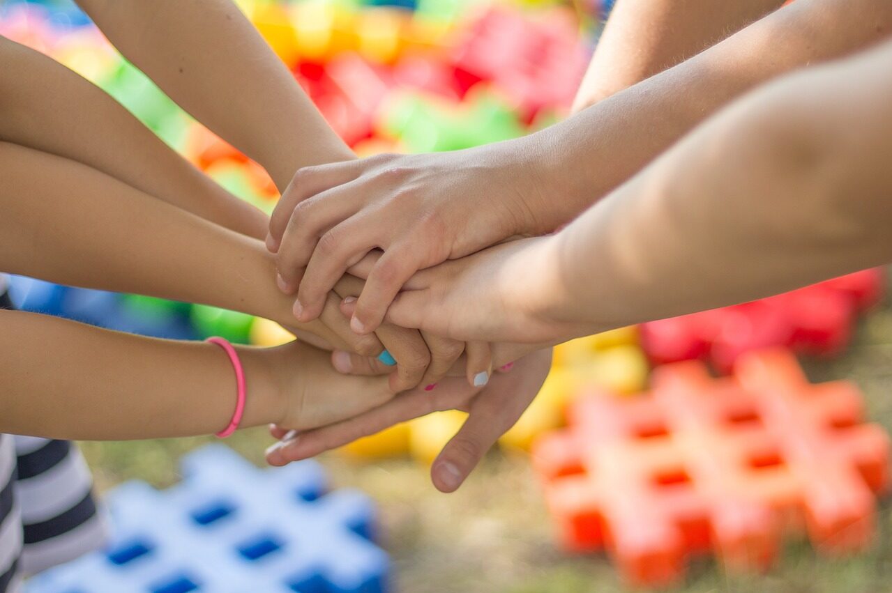 cropped-hands-2847508_1280.jpg